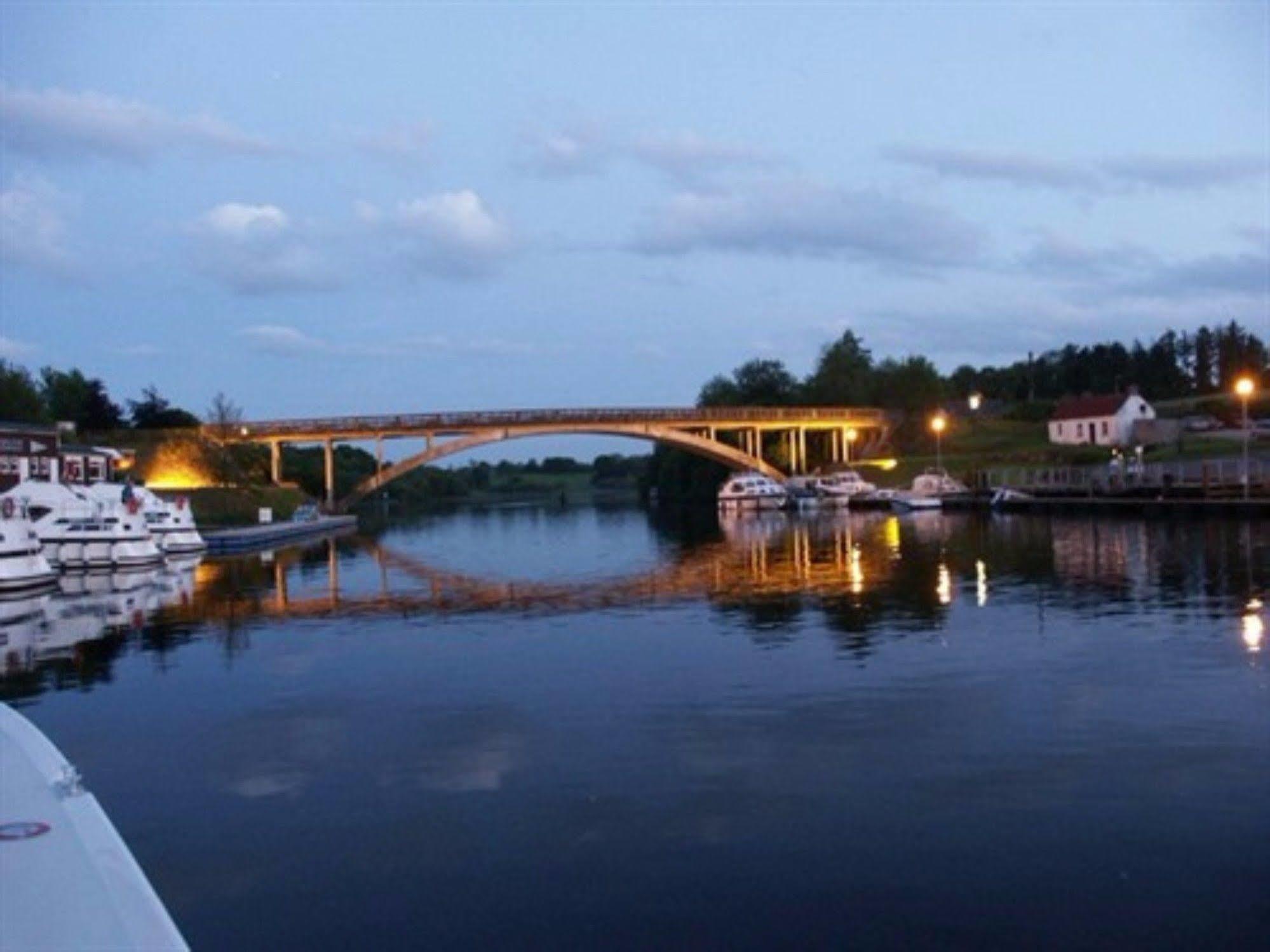 Carrybridge Lakeside Lodge Эннискиллен Экстерьер фото